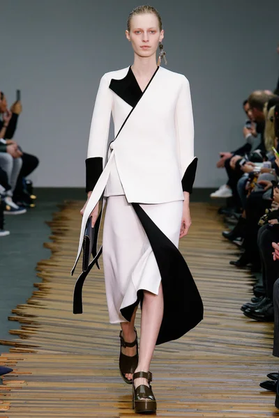 Look 16